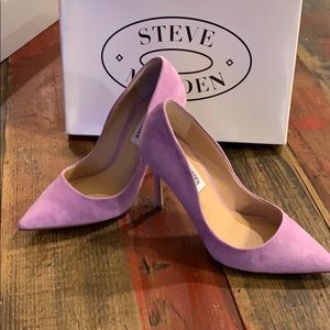 Never worn Steve Madden daisy pumps